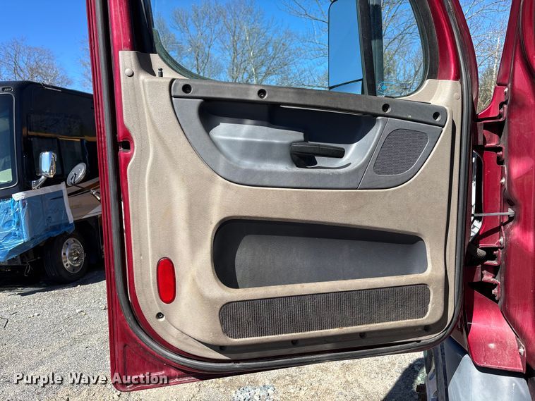 image for item YA3025 2016 Freightliner Cascadia semi truck