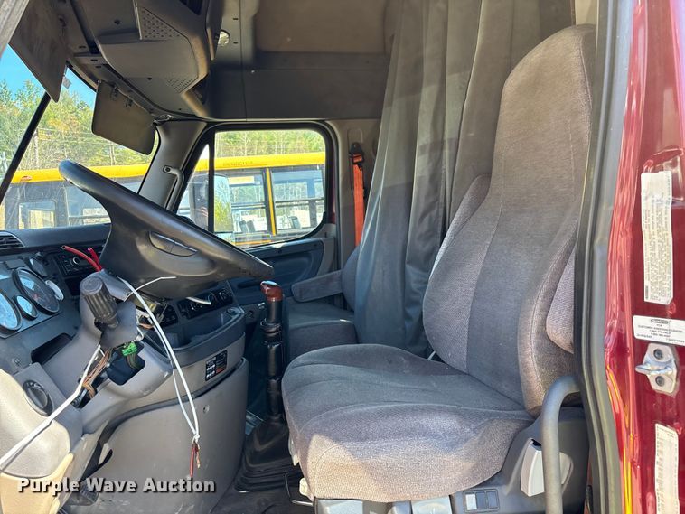 image for item YA3025 2016 Freightliner Cascadia semi truck