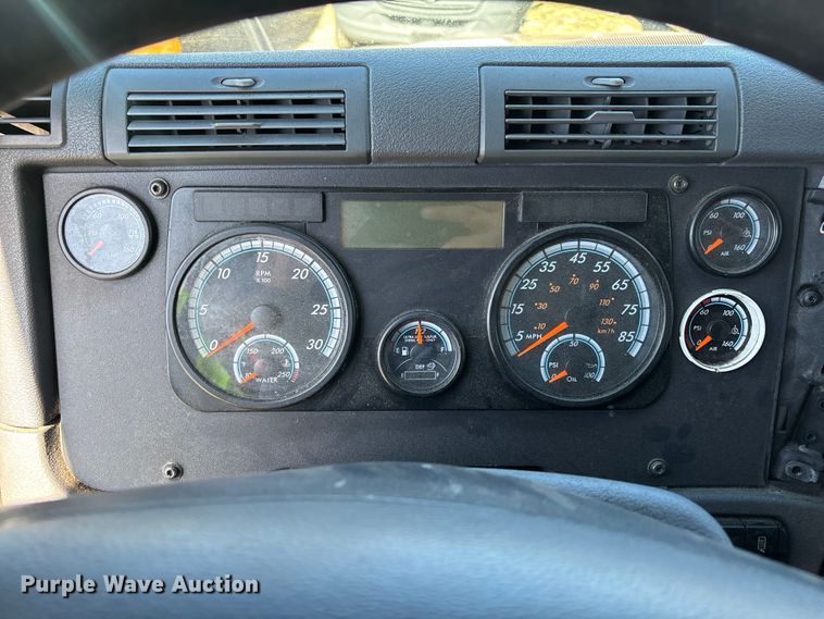 image for item YA3025 2016 Freightliner Cascadia semi truck