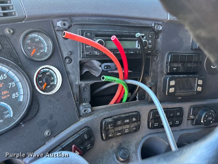 image for item YA3025 2016 Freightliner Cascadia semi truck