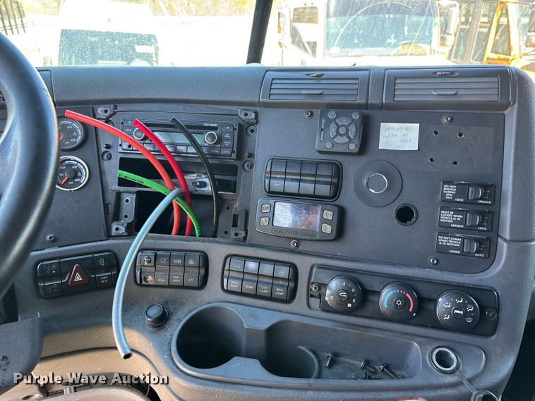 image for item YA3025 2016 Freightliner Cascadia semi truck