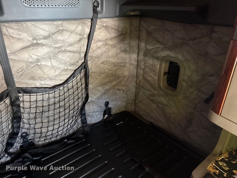 image for item YA3025 2016 Freightliner Cascadia semi truck