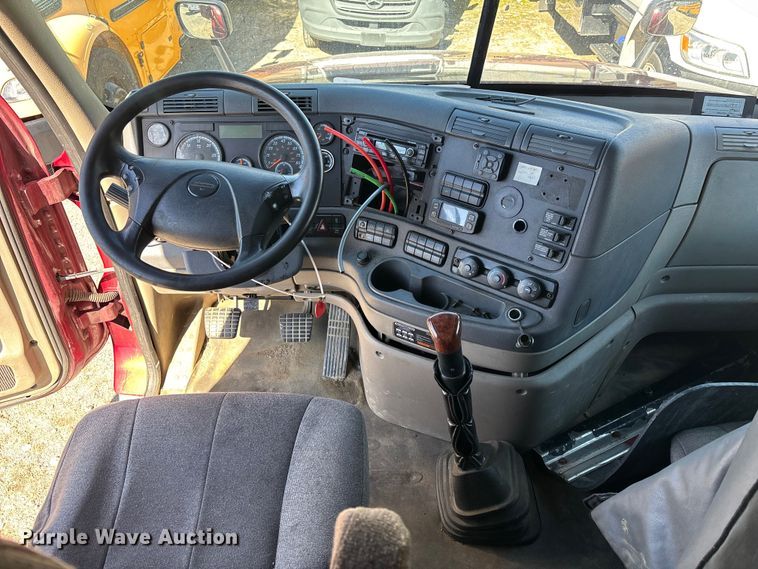 image for item YA3025 2016 Freightliner Cascadia semi truck