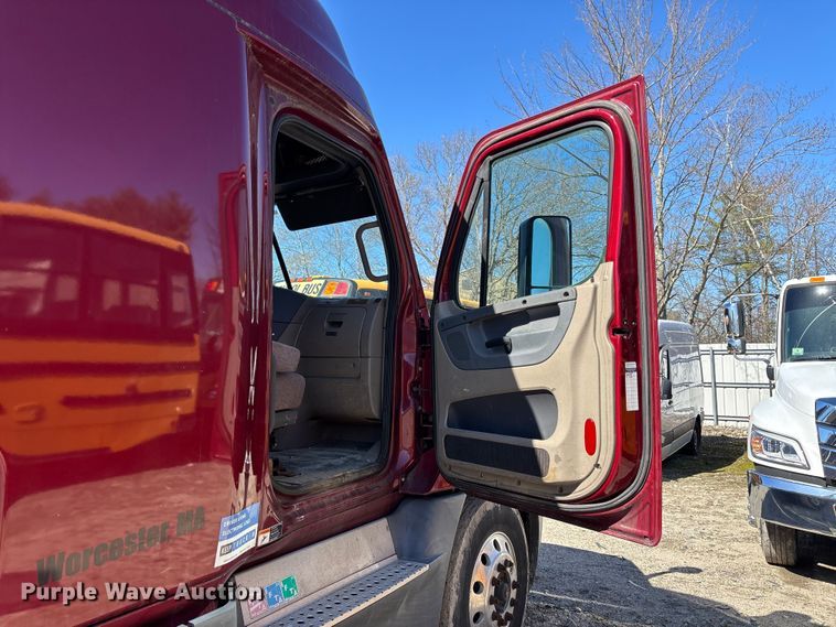 image for item YA3025 2016 Freightliner Cascadia semi truck