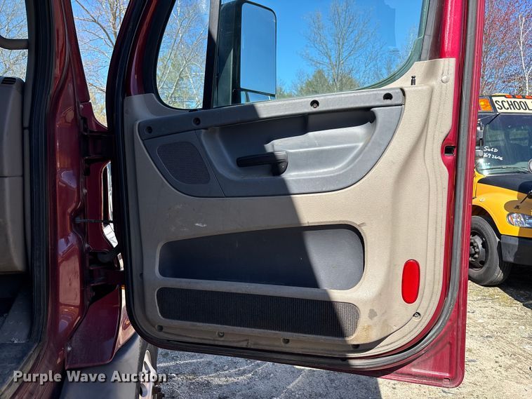 image for item YA3025 2016 Freightliner Cascadia semi truck