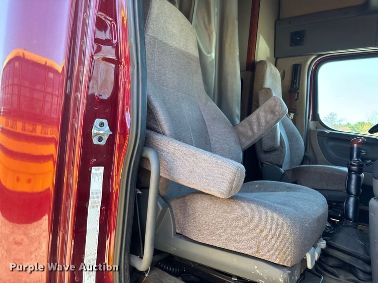 image for item YA3025 2016 Freightliner Cascadia semi truck