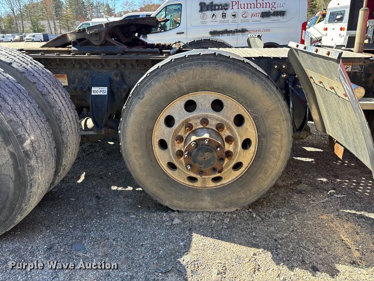 image for item YA3025 2016 Freightliner Cascadia semi truck