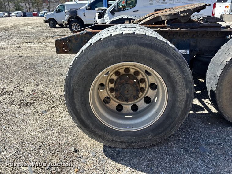 image for item YA3025 2016 Freightliner Cascadia semi truck