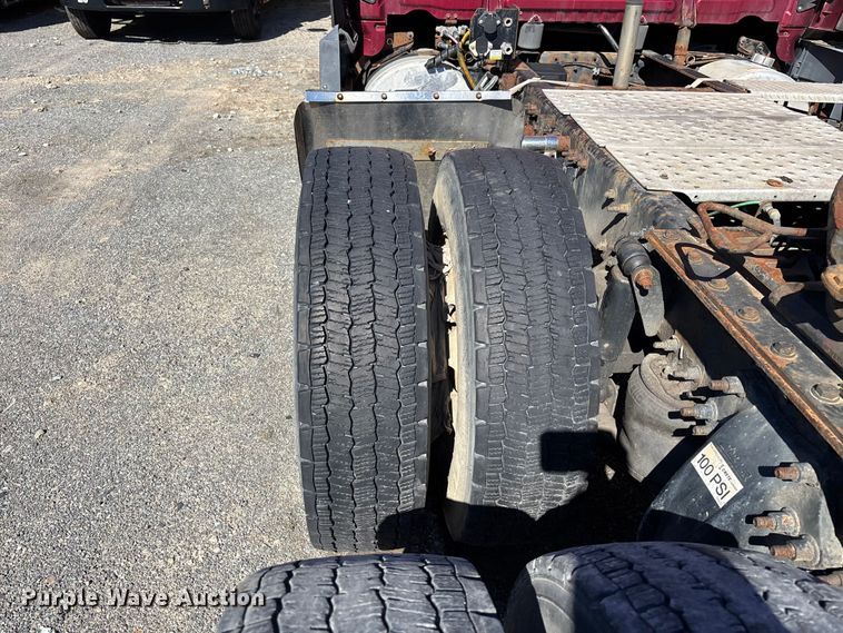 image for item YA3025 2016 Freightliner Cascadia semi truck