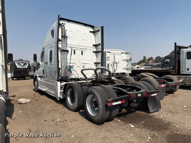 image for item YA3274 2023 Freightliner Cascadia semi truck