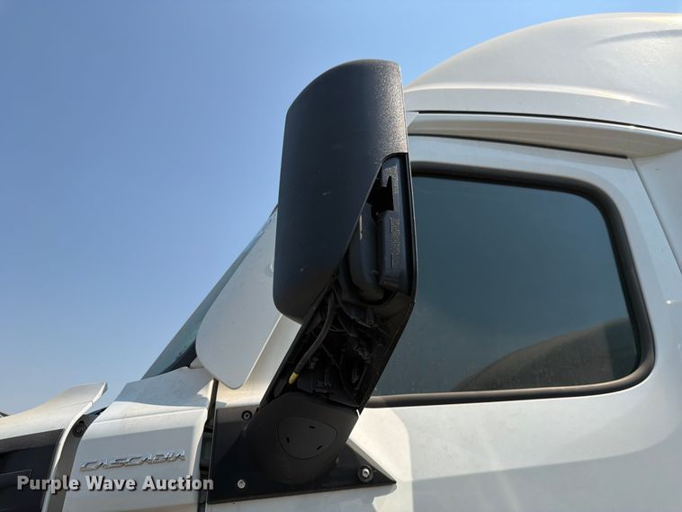 image for item YA3274 2023 Freightliner Cascadia semi truck