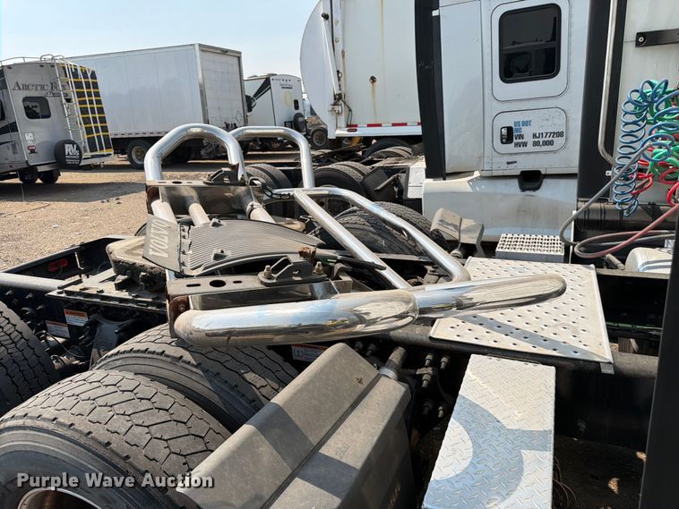 image for item YA3274 2023 Freightliner Cascadia semi truck