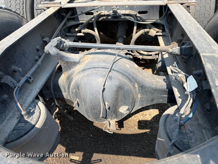 image for item YA3274 2023 Freightliner Cascadia semi truck
