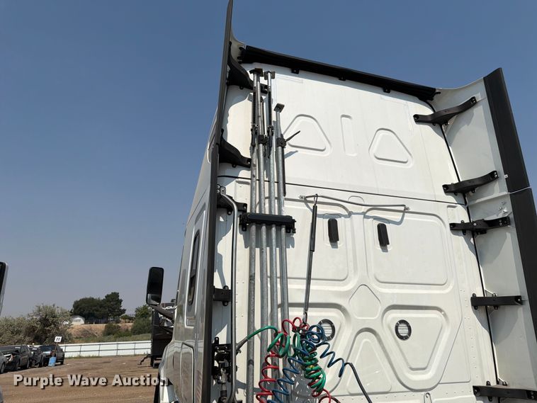 image for item YA3274 2023 Freightliner Cascadia semi truck