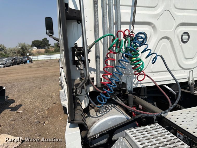 image for item YA3274 2023 Freightliner Cascadia semi truck