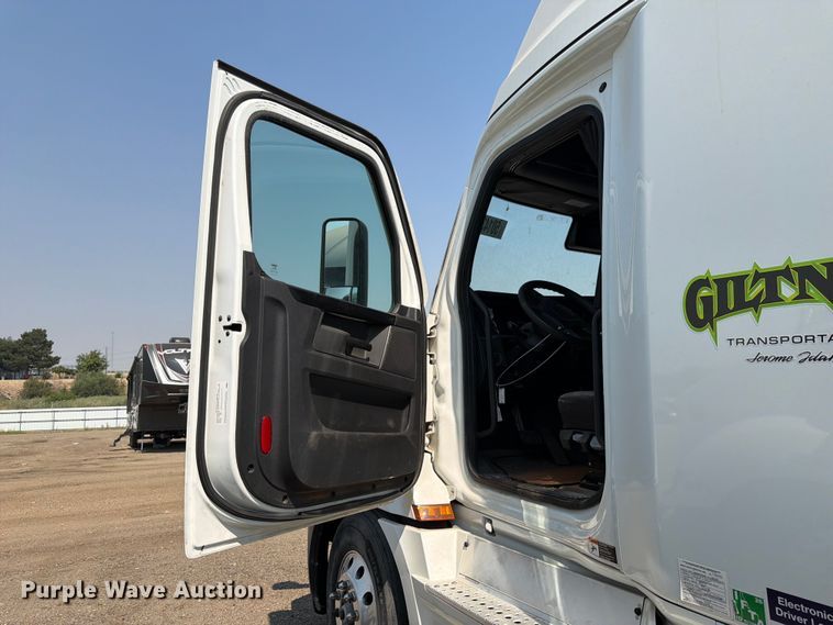 image for item YA3274 2023 Freightliner Cascadia semi truck