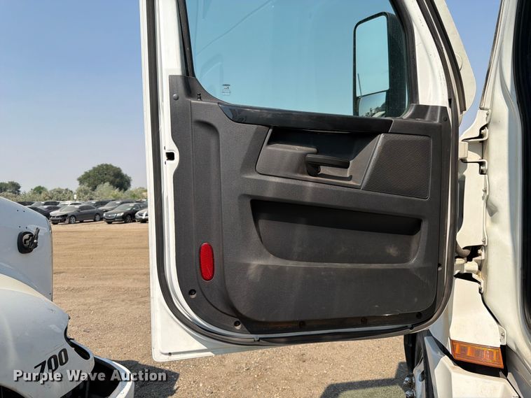 image for item YA3274 2023 Freightliner Cascadia semi truck