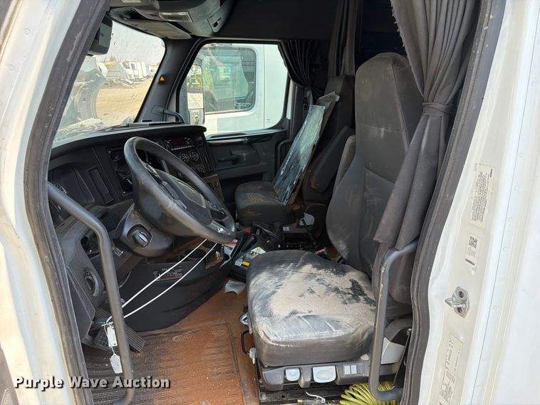 image for item YA3274 2023 Freightliner Cascadia semi truck