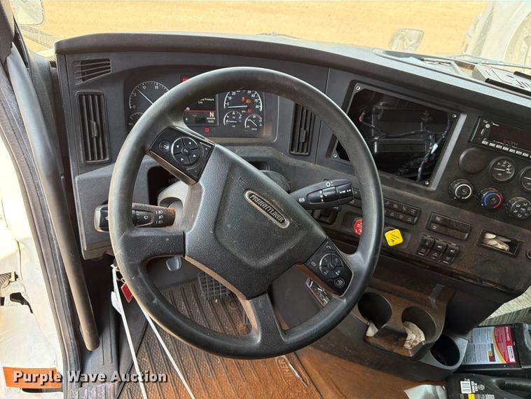 image for item YA3274 2023 Freightliner Cascadia semi truck