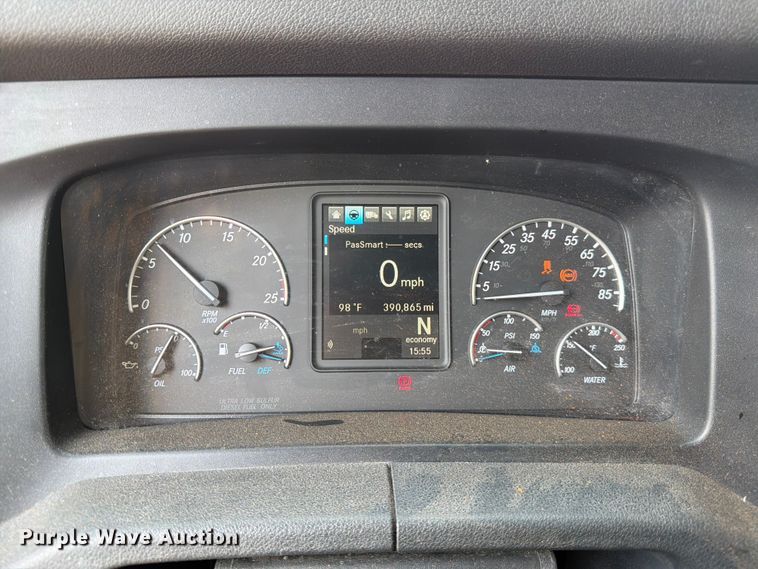 image for item YA3274 2023 Freightliner Cascadia semi truck