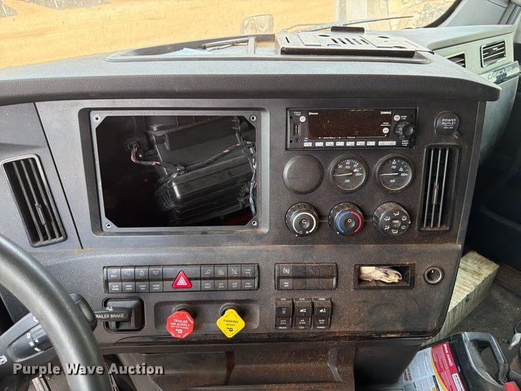 image for item YA3274 2023 Freightliner Cascadia semi truck