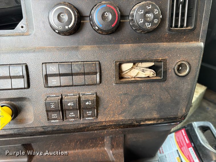 image for item YA3274 2023 Freightliner Cascadia semi truck