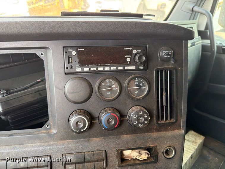 image for item YA3274 2023 Freightliner Cascadia semi truck