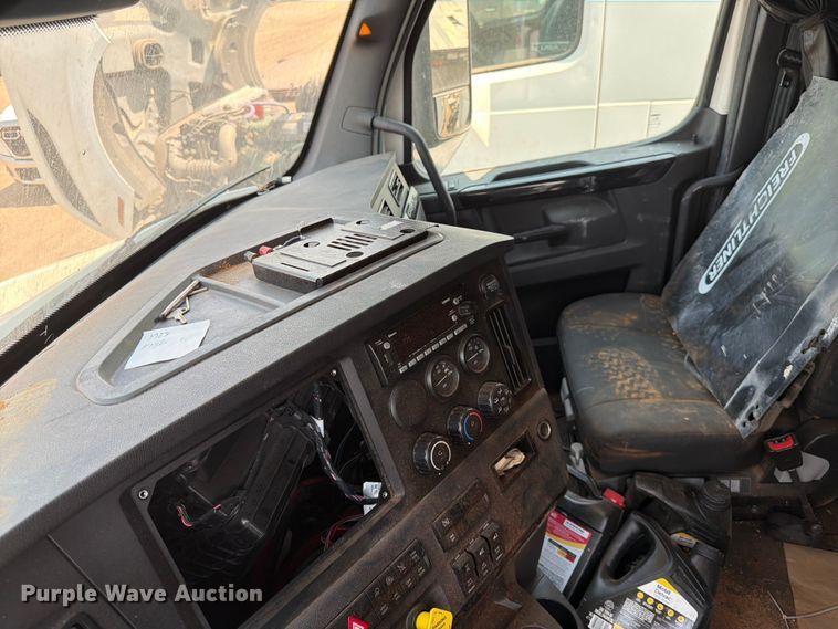 image for item YA3274 2023 Freightliner Cascadia semi truck