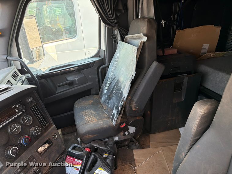 image for item YA3274 2023 Freightliner Cascadia semi truck