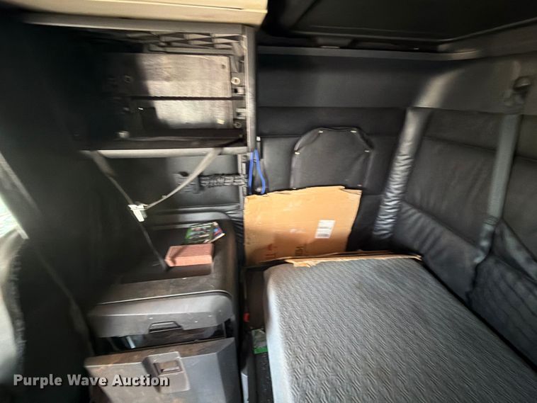 image for item YA3274 2023 Freightliner Cascadia semi truck