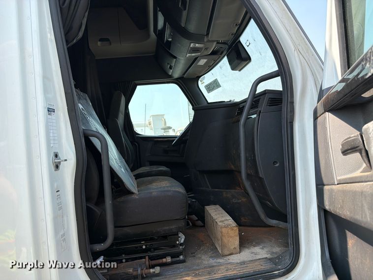image for item YA3274 2023 Freightliner Cascadia semi truck
