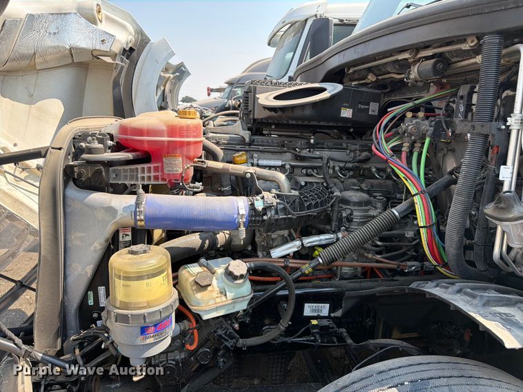 image for item YA3274 2023 Freightliner Cascadia semi truck