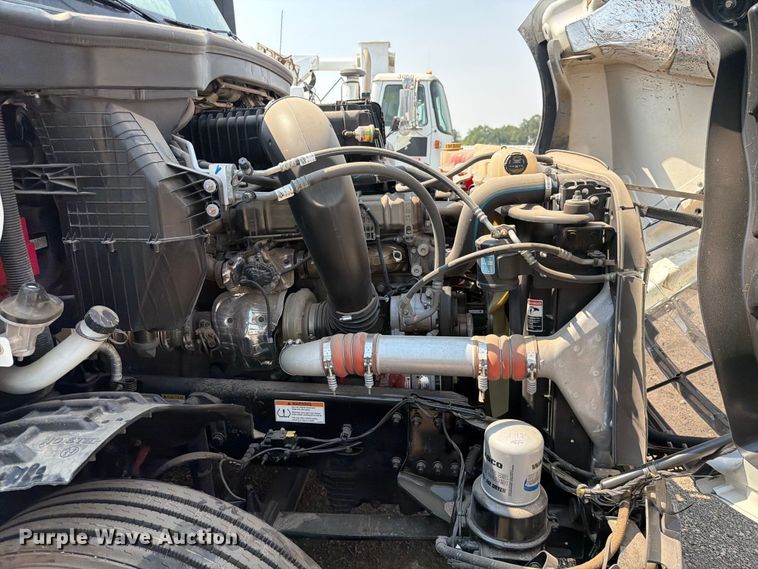 image for item YA3274 2023 Freightliner Cascadia semi truck