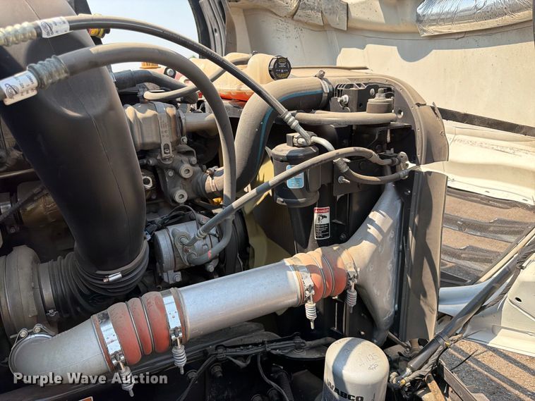 image for item YA3274 2023 Freightliner Cascadia semi truck