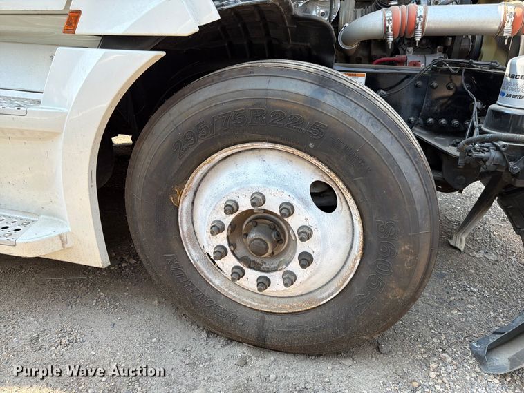 image for item YA3274 2023 Freightliner Cascadia semi truck