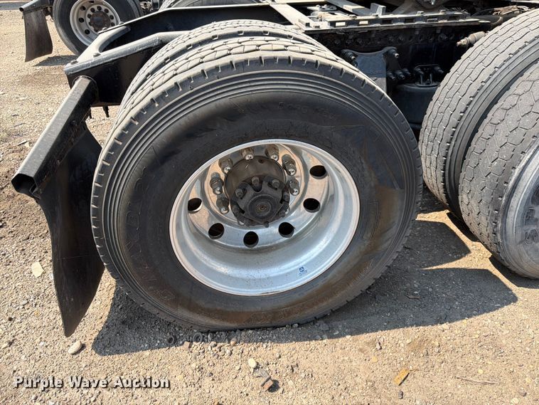 image for item YA3274 2023 Freightliner Cascadia semi truck