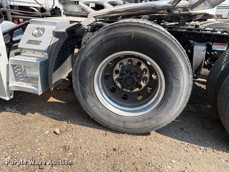image for item YA3274 2023 Freightliner Cascadia semi truck