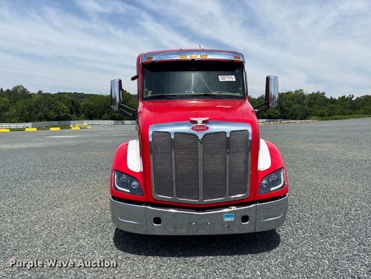image for item YA3456 2019 Peterbilt 579 semi truck