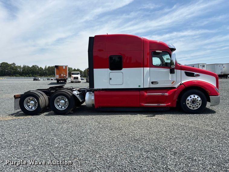 image for item YA3456 2019 Peterbilt 579 semi truck