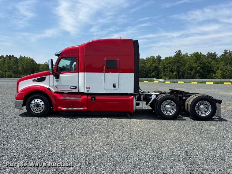 image for item YA3456 2019 Peterbilt 579 semi truck