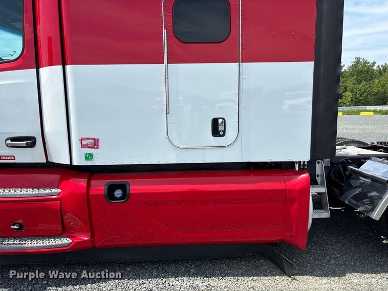 image for item YA3456 2019 Peterbilt 579 semi truck