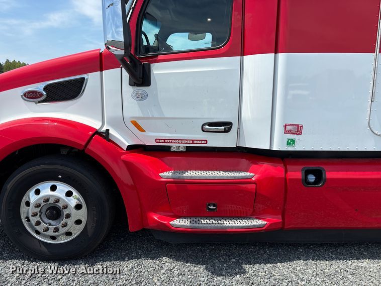 image for item YA3456 2019 Peterbilt 579 semi truck