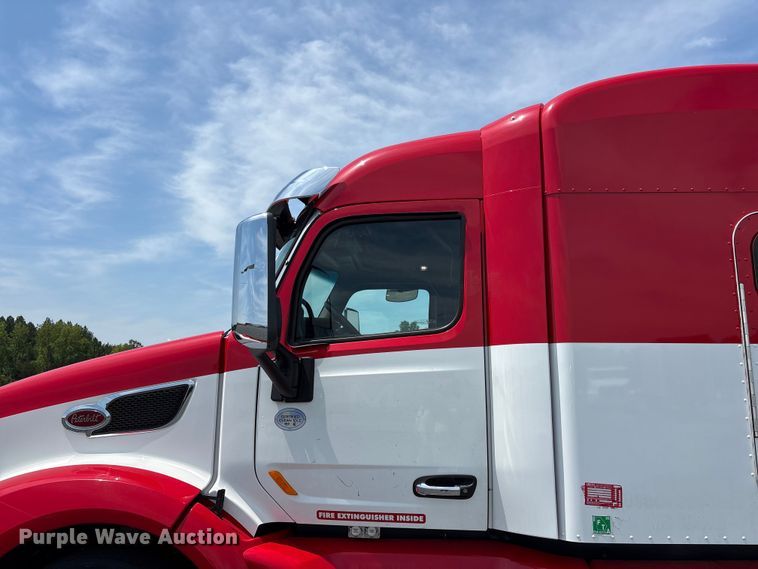 image for item YA3456 2019 Peterbilt 579 semi truck