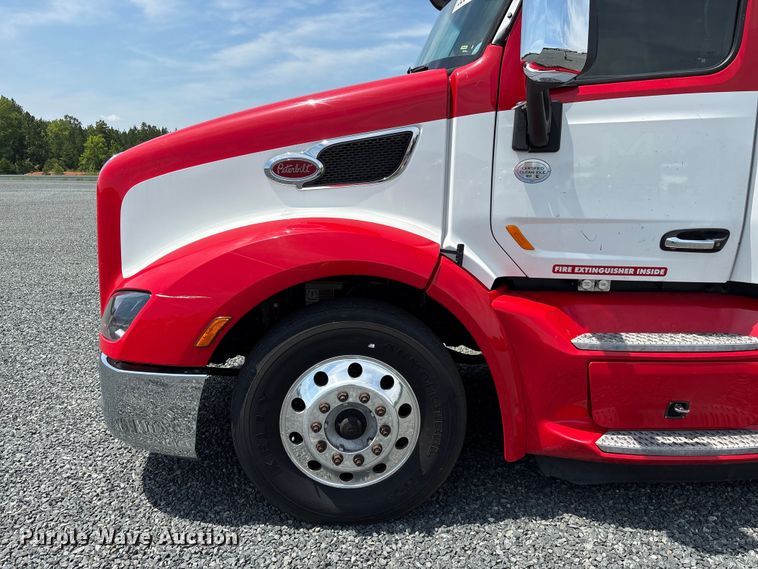 image for item YA3456 2019 Peterbilt 579 semi truck