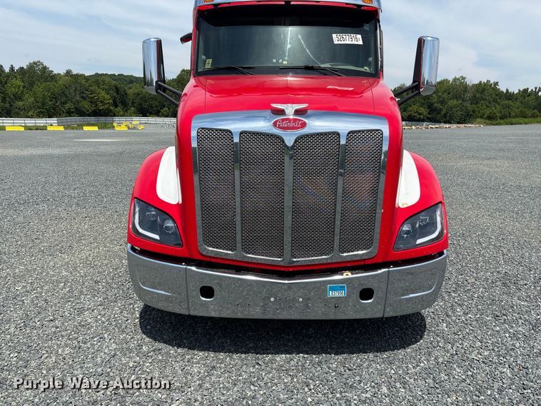 image for item YA3456 2019 Peterbilt 579 semi truck