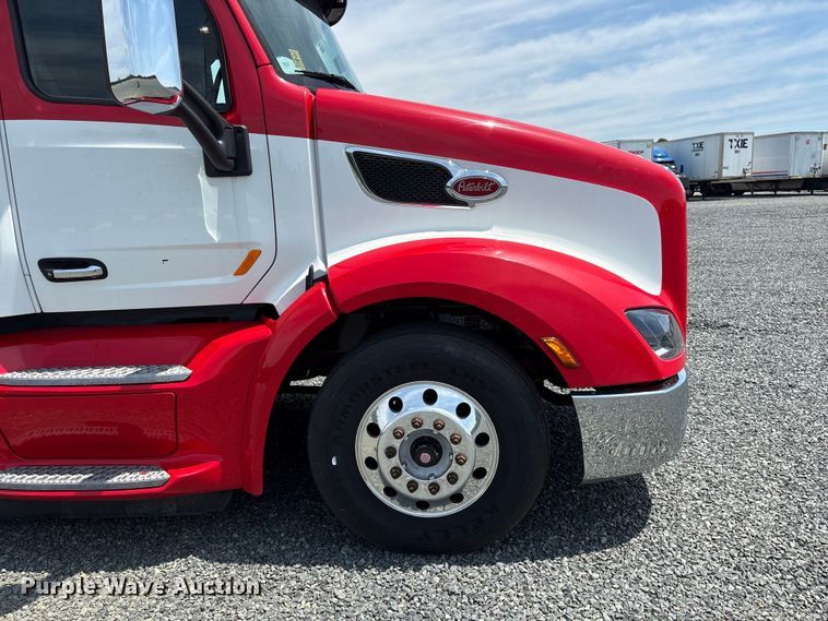 image for item YA3456 2019 Peterbilt 579 semi truck