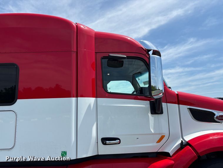 image for item YA3456 2019 Peterbilt 579 semi truck