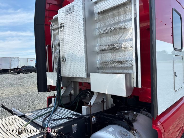 image for item YA3456 2019 Peterbilt 579 semi truck