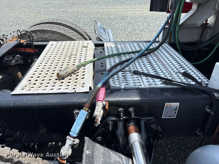 image for item YA3456 2019 Peterbilt 579 semi truck