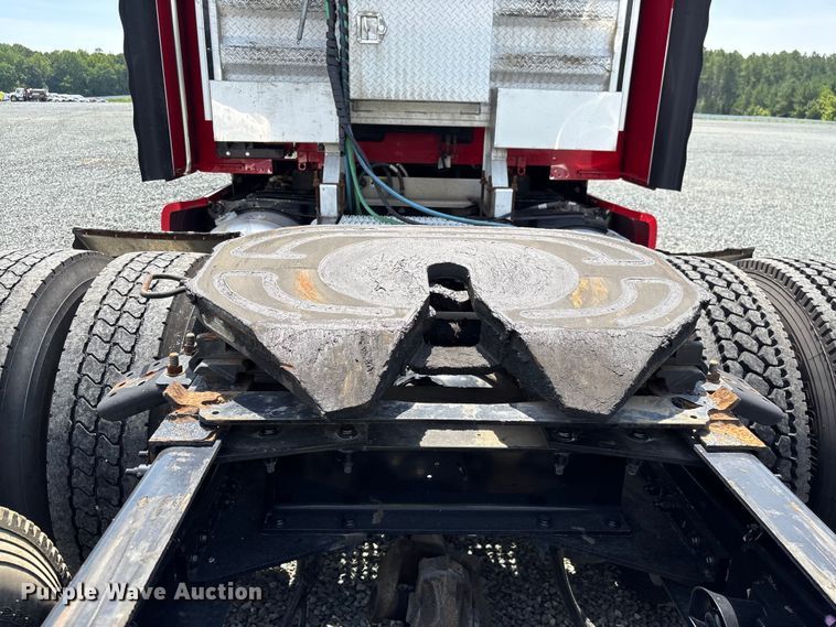 image for item YA3456 2019 Peterbilt 579 semi truck